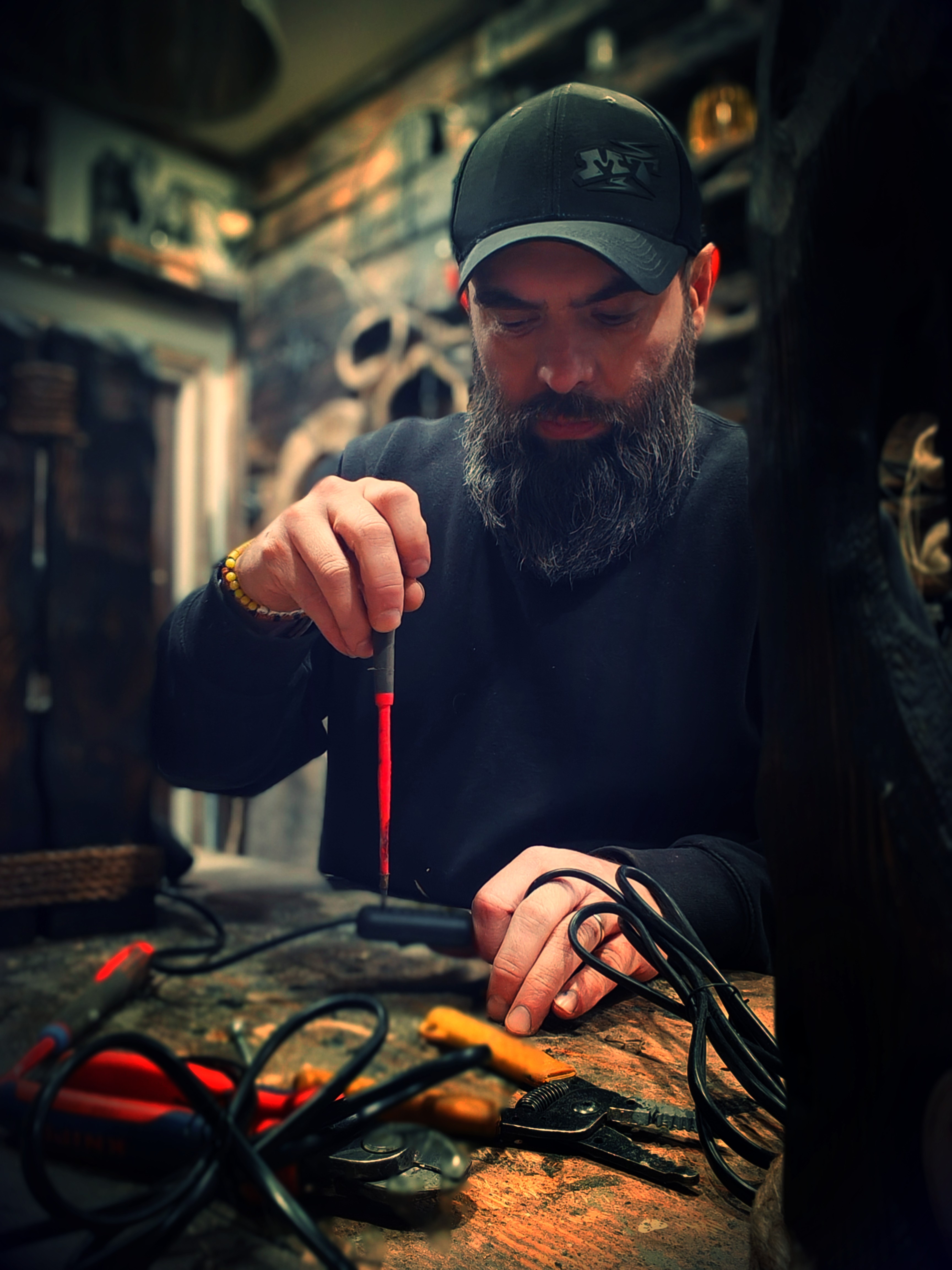 Teemu Hakalahti työpajallaan valmistamassa rustiikkisia puuvalaisimia